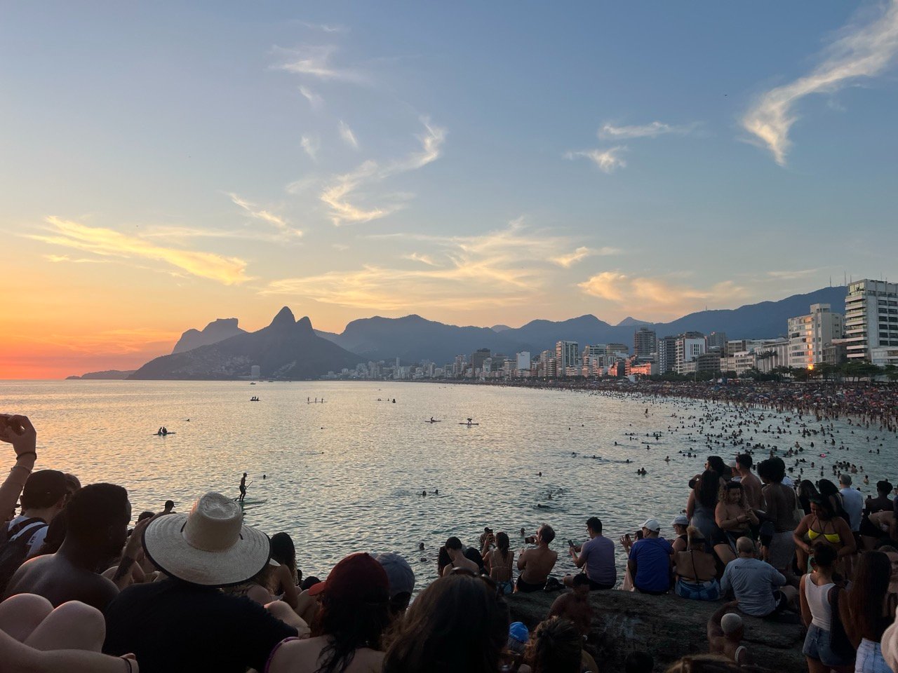 Sonnenuntergang am Strand von Ipanema in Rio de Janeiro