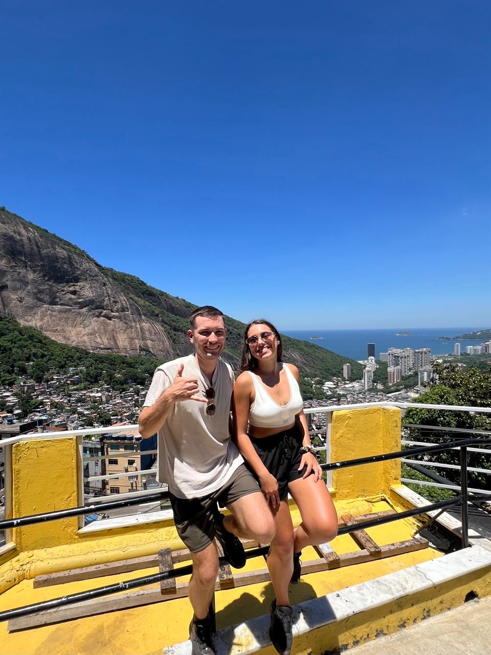 Paar mit Aussicht über Rio de Janeiro