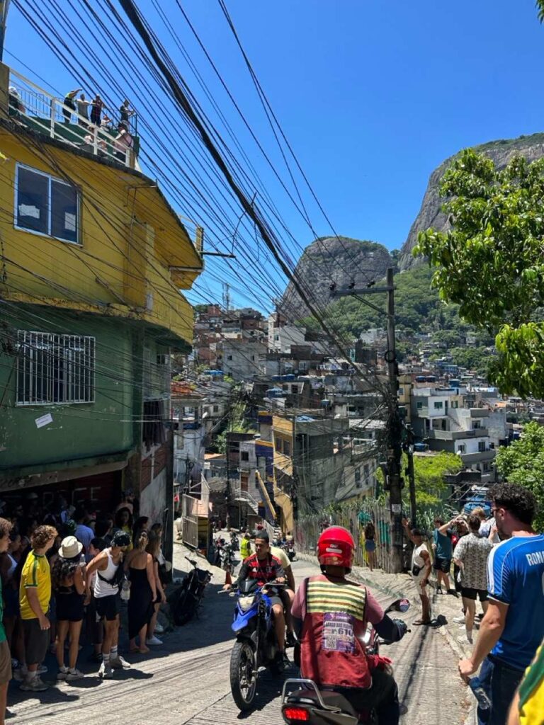 Rio de Janeiro Sicherheit: Die Favela Rocinha vor den Bergen