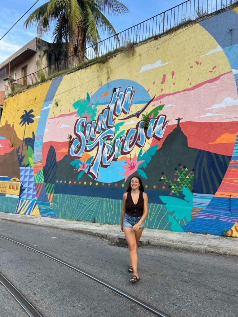 Vor einem Wandbild in Santa Teresa in Rio de Janeiro
