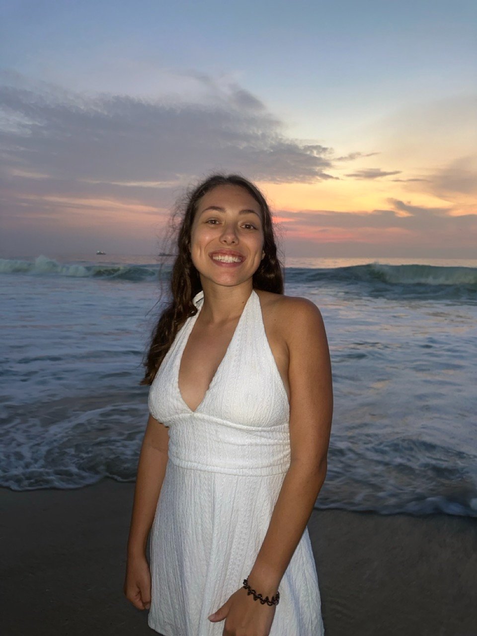 Frau am Strand von Rio de Janeiro bei Sonnenuntergang