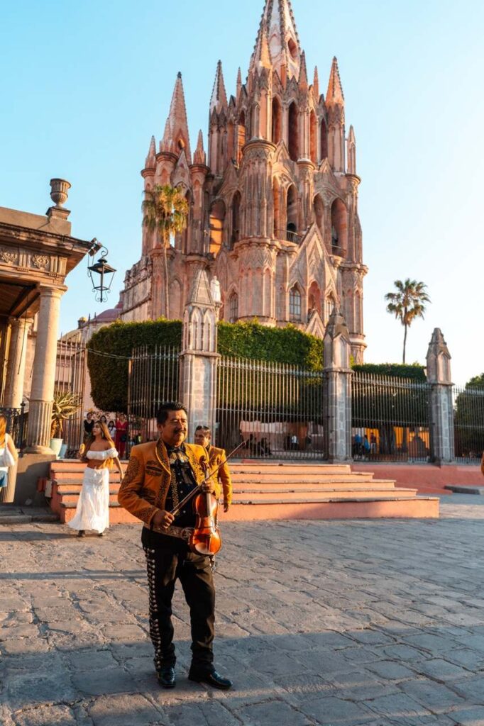Mariachi-Geiger vor der neugotischen Parroquia-Kirche in San Miguel de Allende