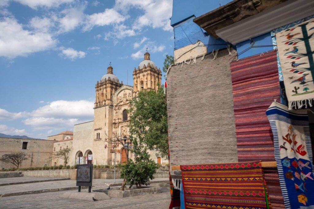 Kirche Santo Domingo in Oaxaca mit gewebten Teppichen an einem Kunsthandwerksstand
