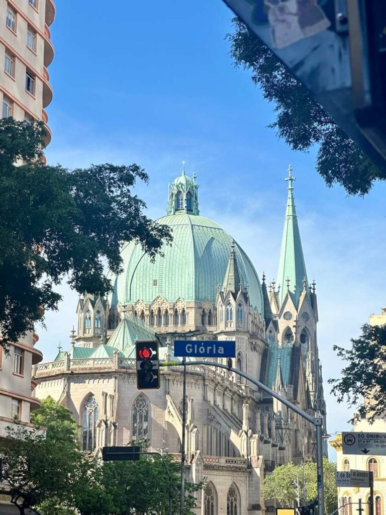 Kuppel und Türme der Catedral da Sé in São Paulo