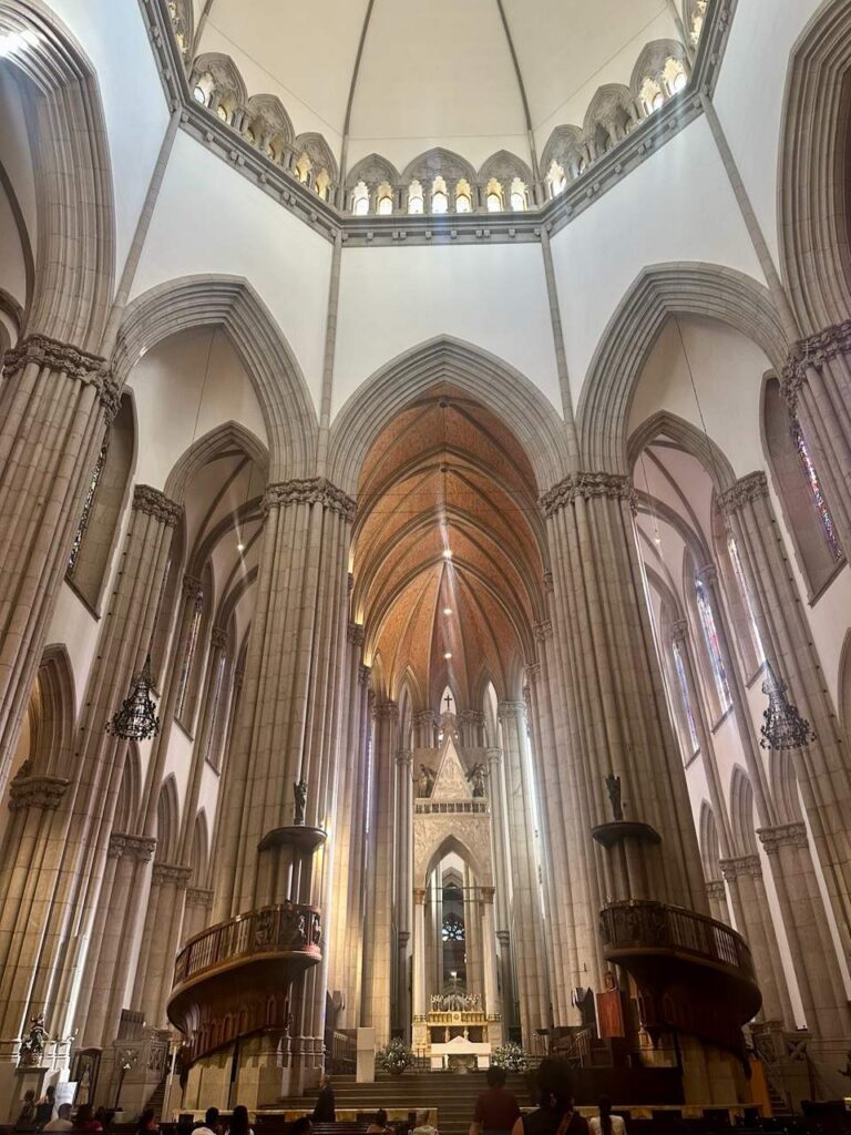 Gotisches Inneres der Catedral da Sé in São Paulo