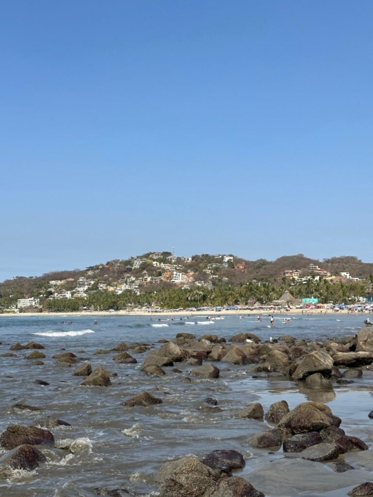 Blick über die Bucht von Sayulita auf den Ort am bewaldeten Hügel