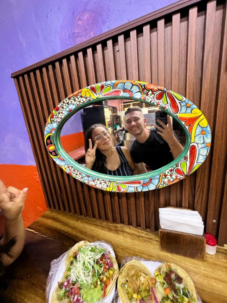 Paar-Selfie in einem verzierten Spiegel in einem Taco-Restaurant in Sayulita