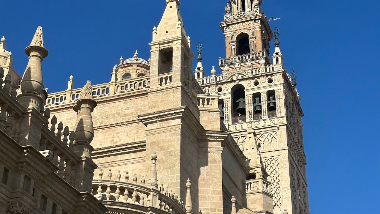 Der Giralda-Turm der Kathedrale von Sevilla