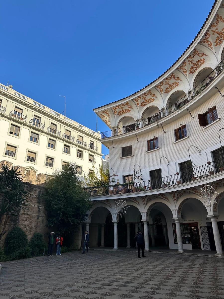 Sevilla Sehenswürdigkeiten: historischer Innenhof in der Altstadt