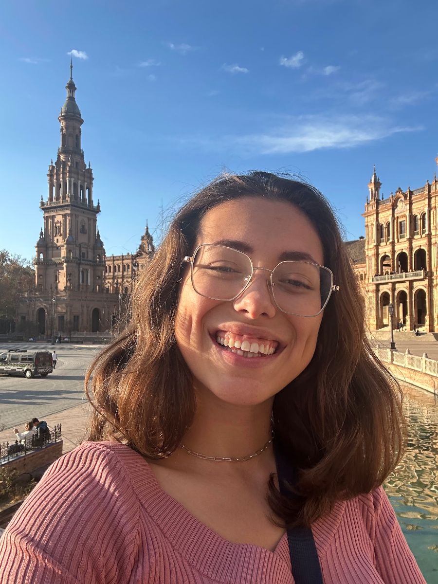 Bunte Fliesenbögen der Plaza de España in Sevilla