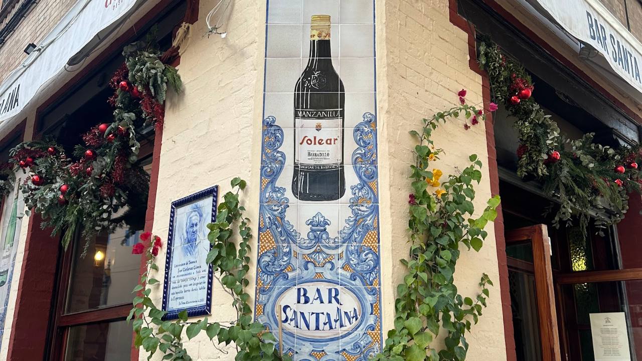 Traditionelle Tapas-Bar mit Azulejos in Sevilla