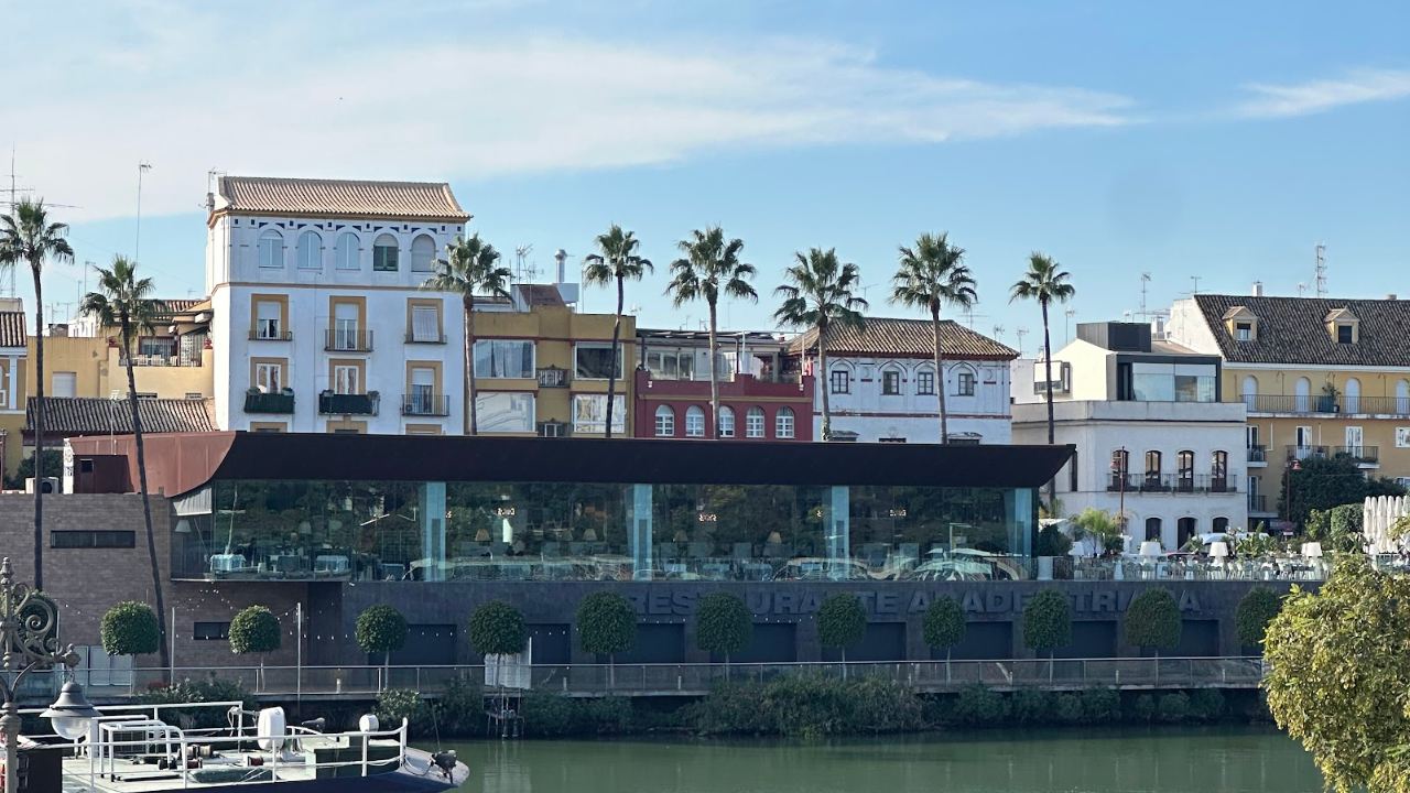 Das Viertel Triana am Fluss in Sevilla