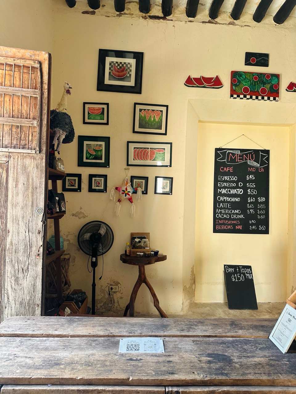 Café-Innenraum mit Menütafel und Wandbildern in Valladolid, Yucatán