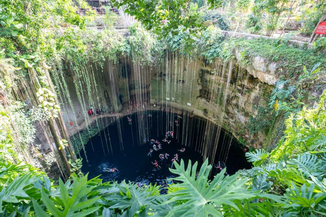 Yucatán Cenote Ik Kil von oben mit Lianen bei Valladolid