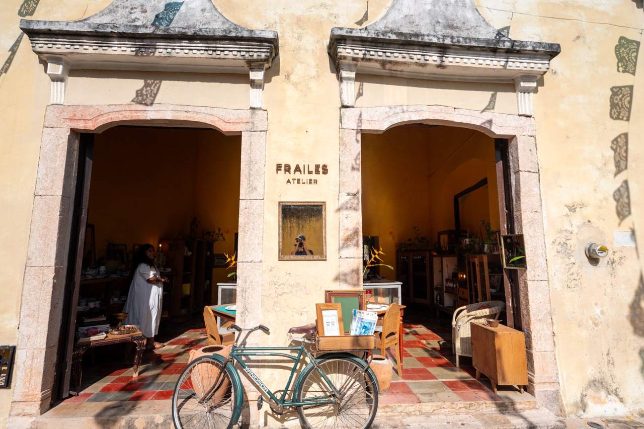 Gelbes Kolonialgebäude mit Fahrrad und Laden Frailes Atelier in Valladolid