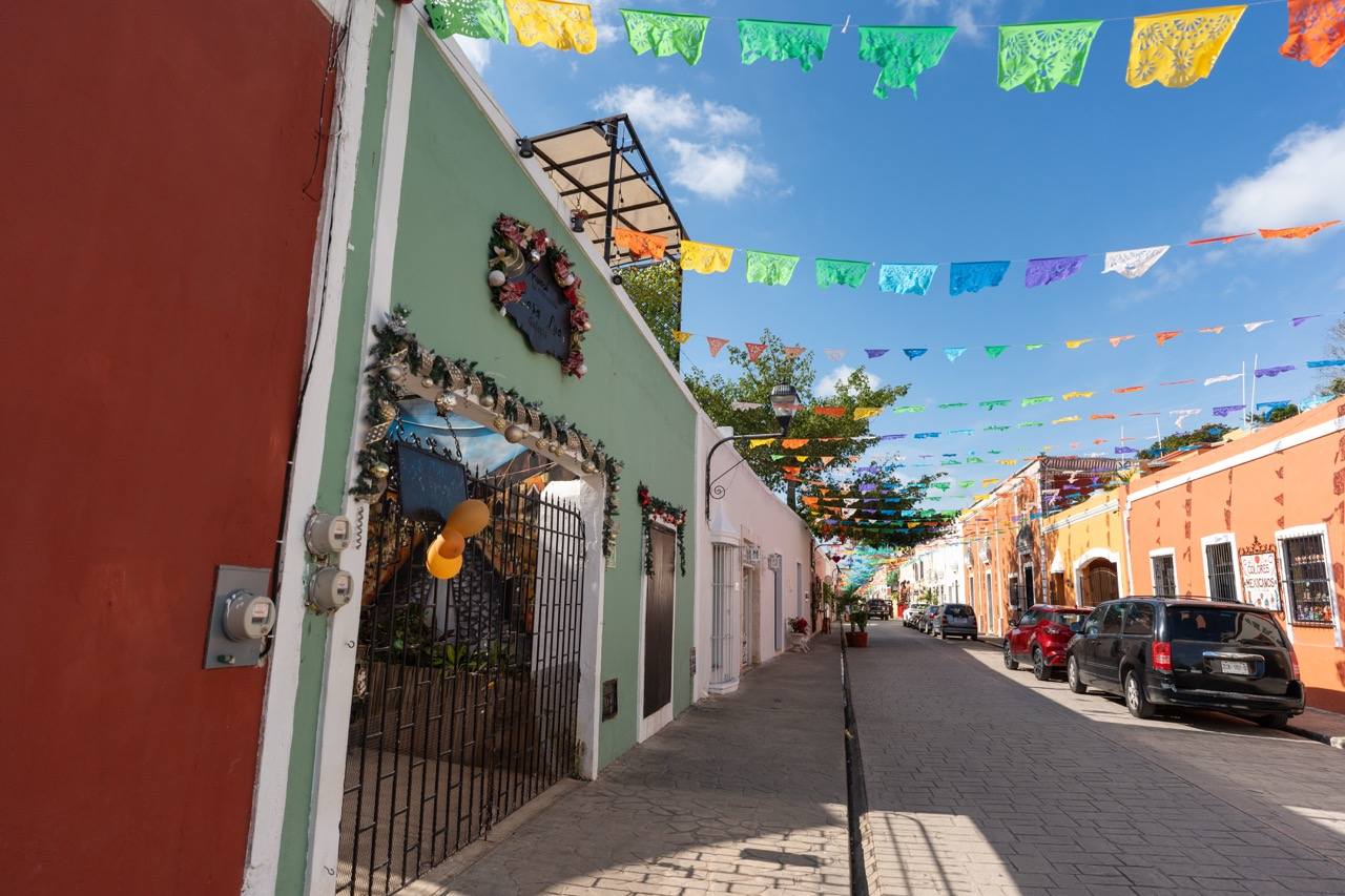 Bunte Kolonialstrasse mit Papel-Picado-Girlanden in Valladolid
