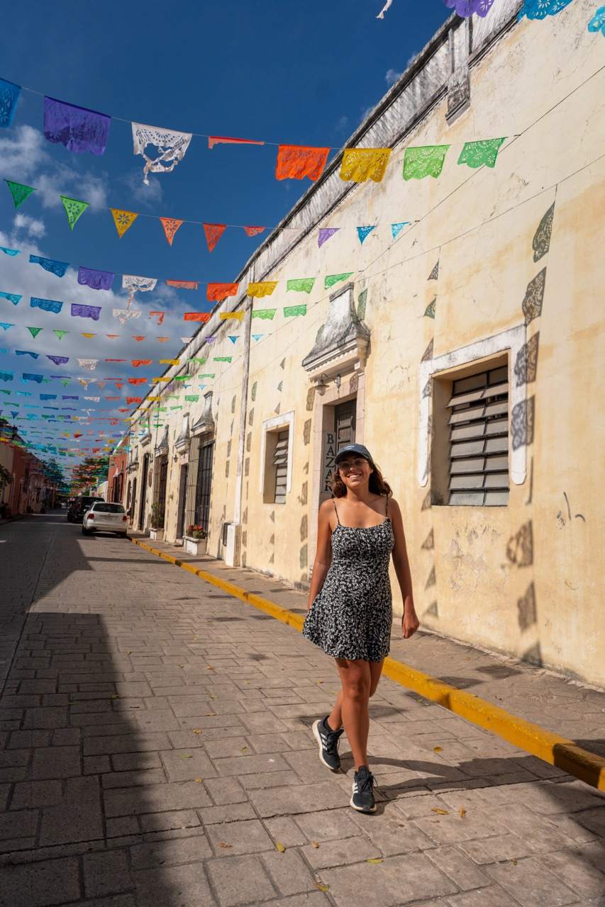 Frau in bunter Papel-Picado-Straße in Valladolid, Yucatán