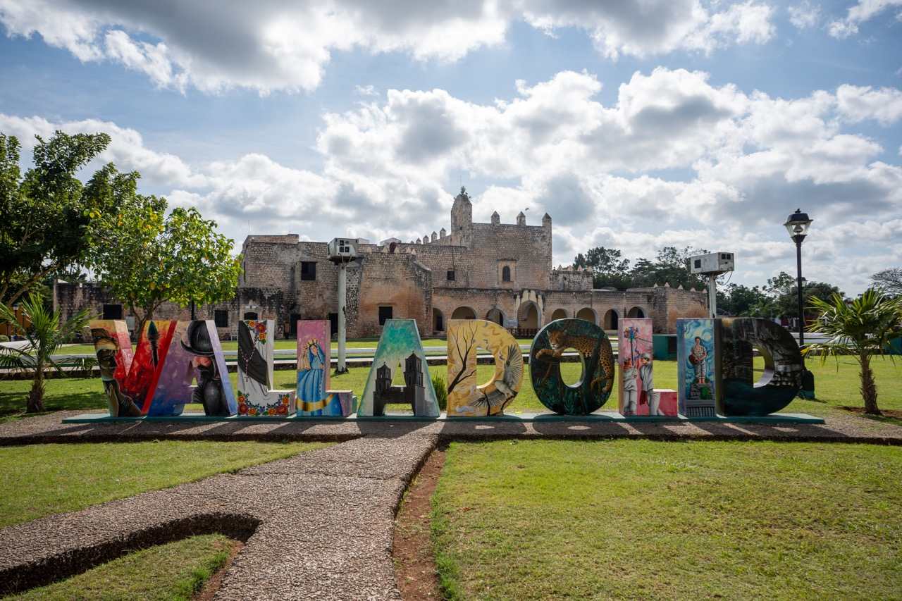Buntes Stadtschild vor dem Kloster San Bernardino in Valladolid