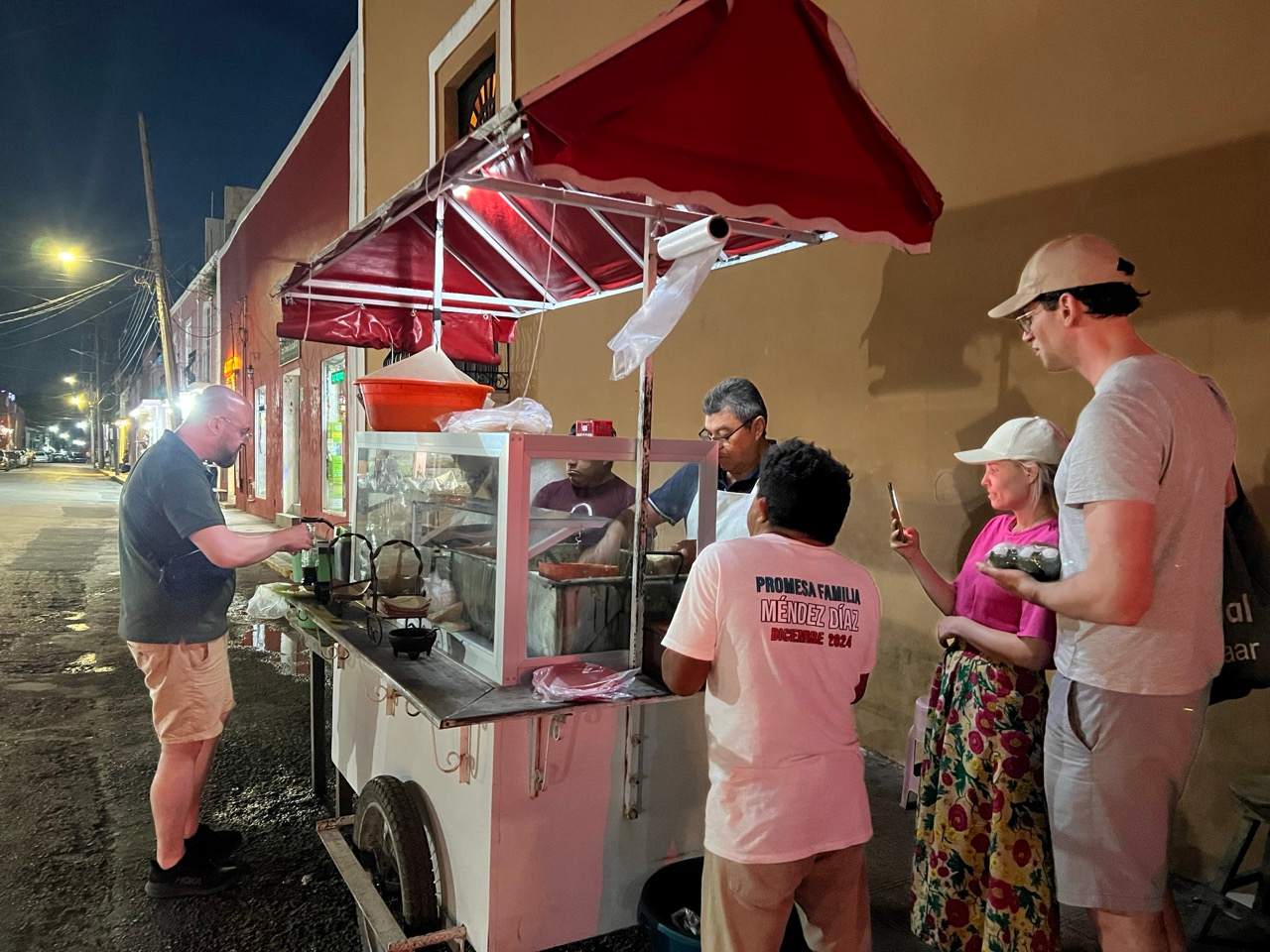 Streetfood-Stand mit Tacos bei Nacht in Valladolid, Yucatán