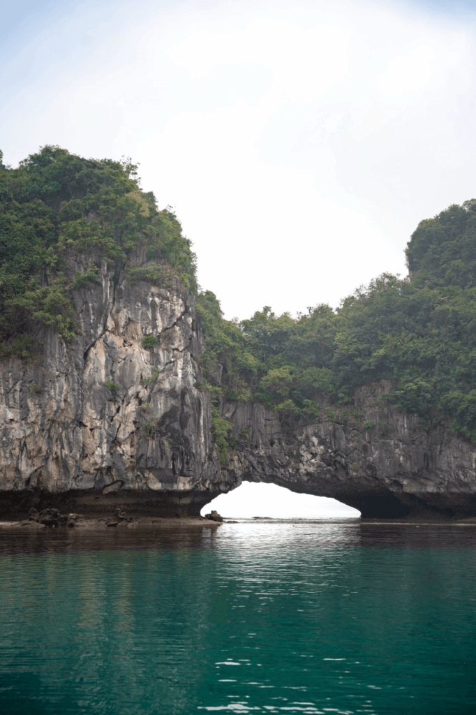Kajaktour durch die Höhlen der Halong Bay Vietnam