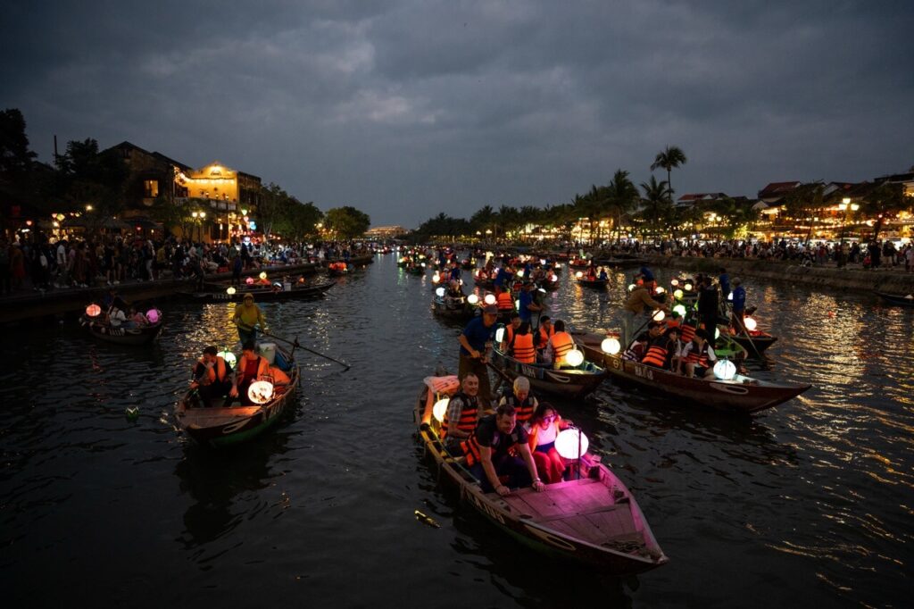 Laternen am Fluss bei Nacht in Hoi An