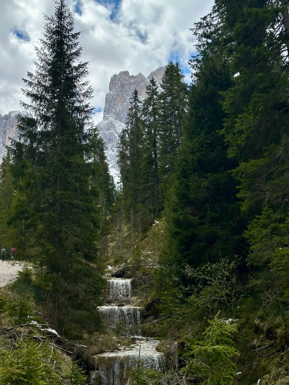 Wasserfall im Wald im Villnösstal