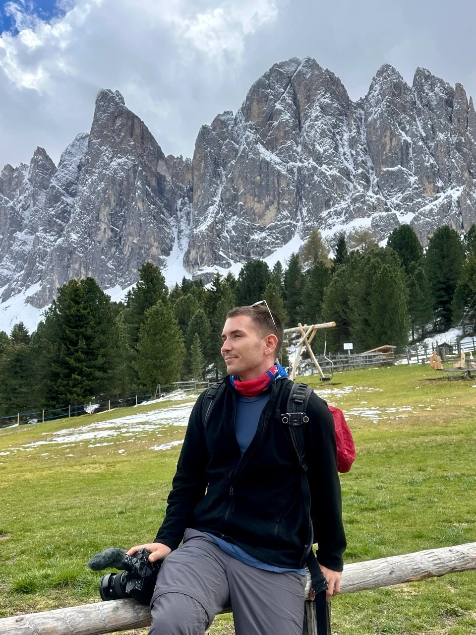 Jonathan mit Kamera vor der Geislergruppe im Villnösstal