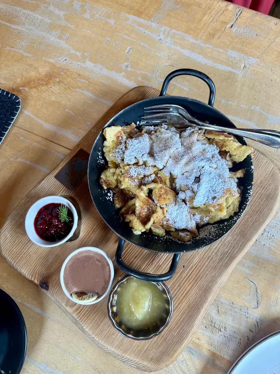 Kaiserschmarrn in der Pfanne serviert