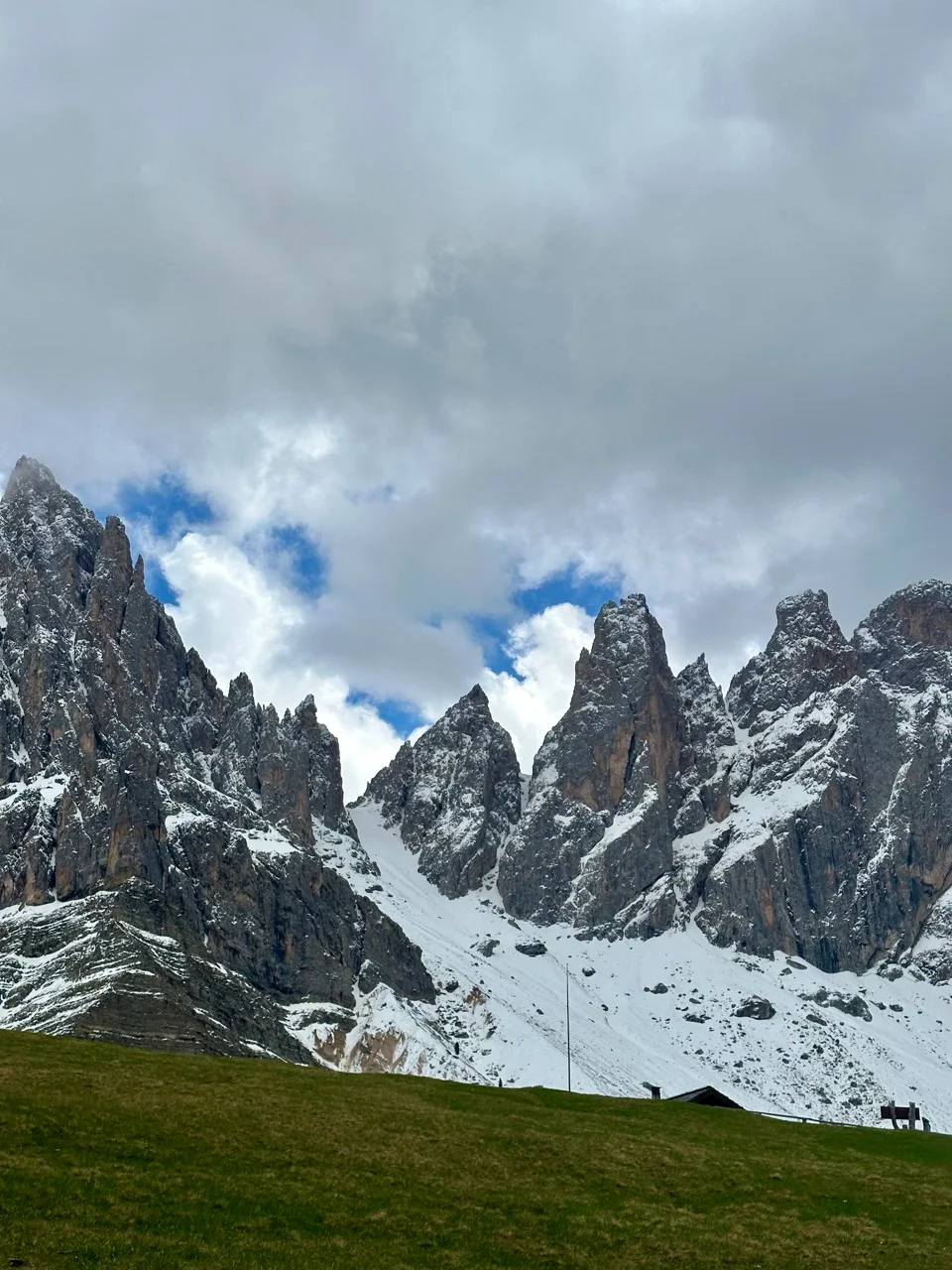 Die Geislergruppe mit Schnee im Villnösstal