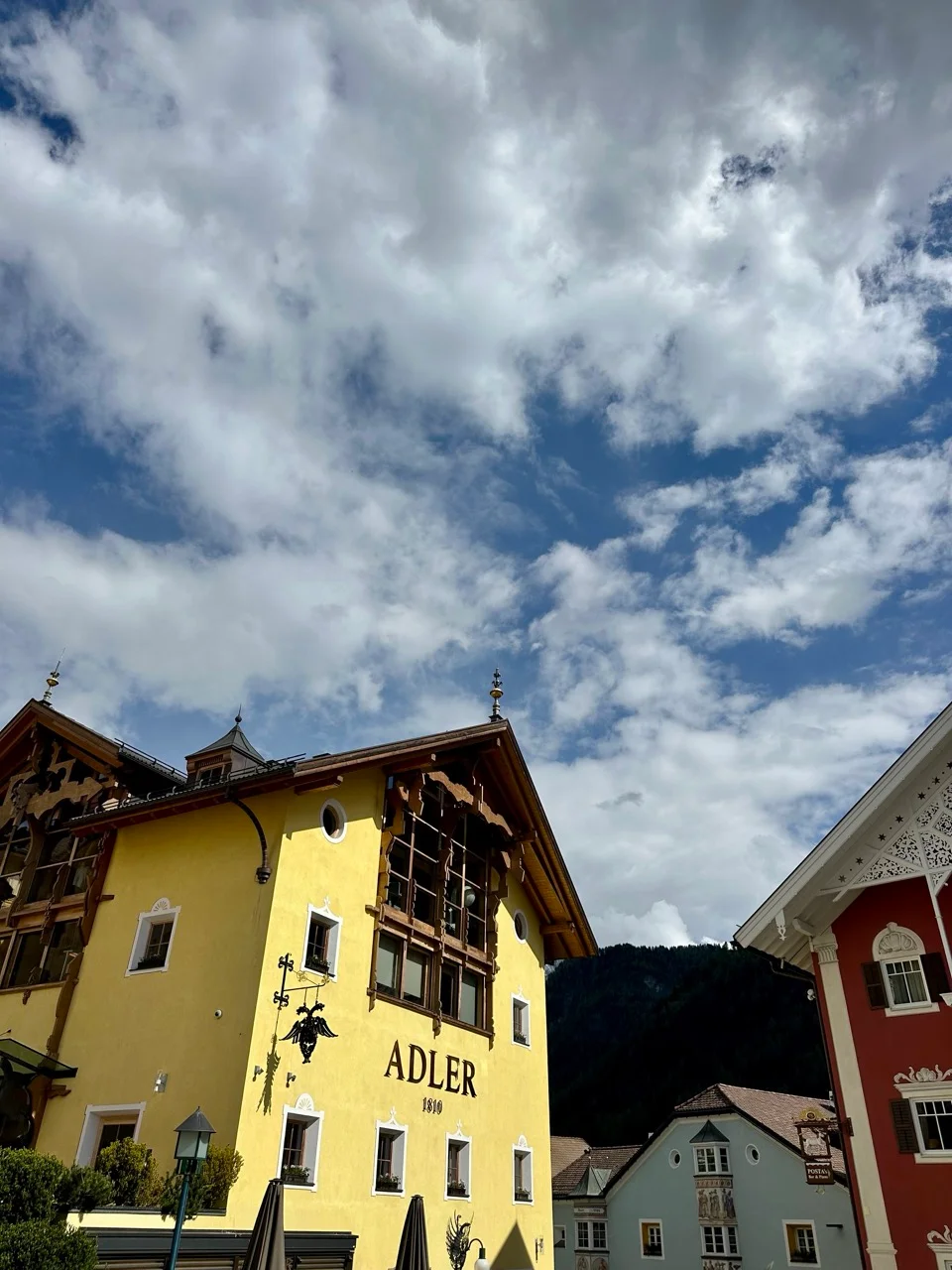 Hotelfassade im Ortskern von St. Ulrich