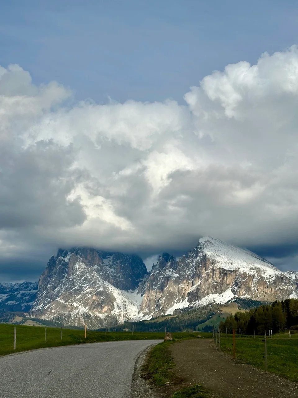 Die Seiser Alm mit dem Schlern im Abendlicht