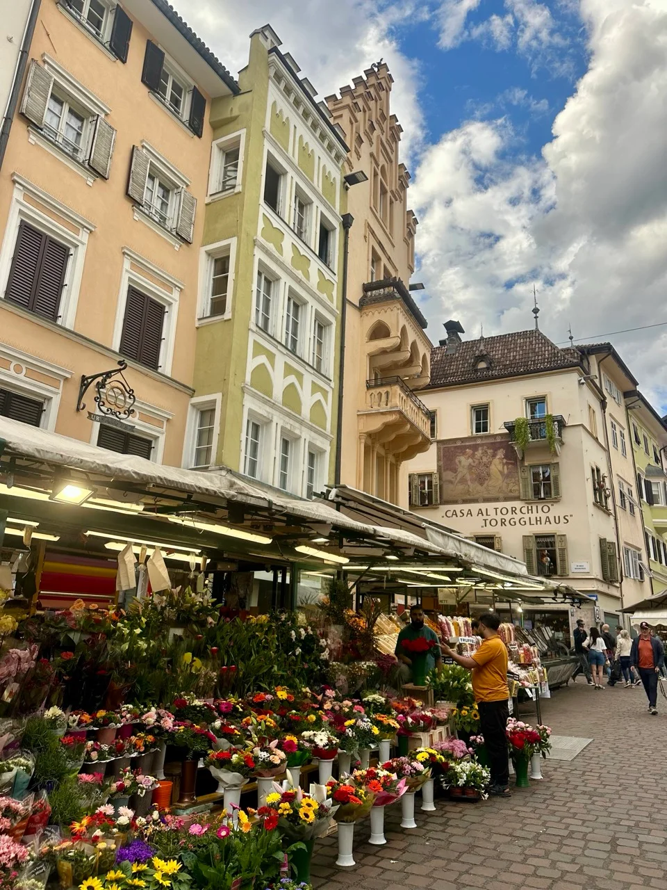 Obstmarkt in Bozen mit Blumenständen und Auslagen