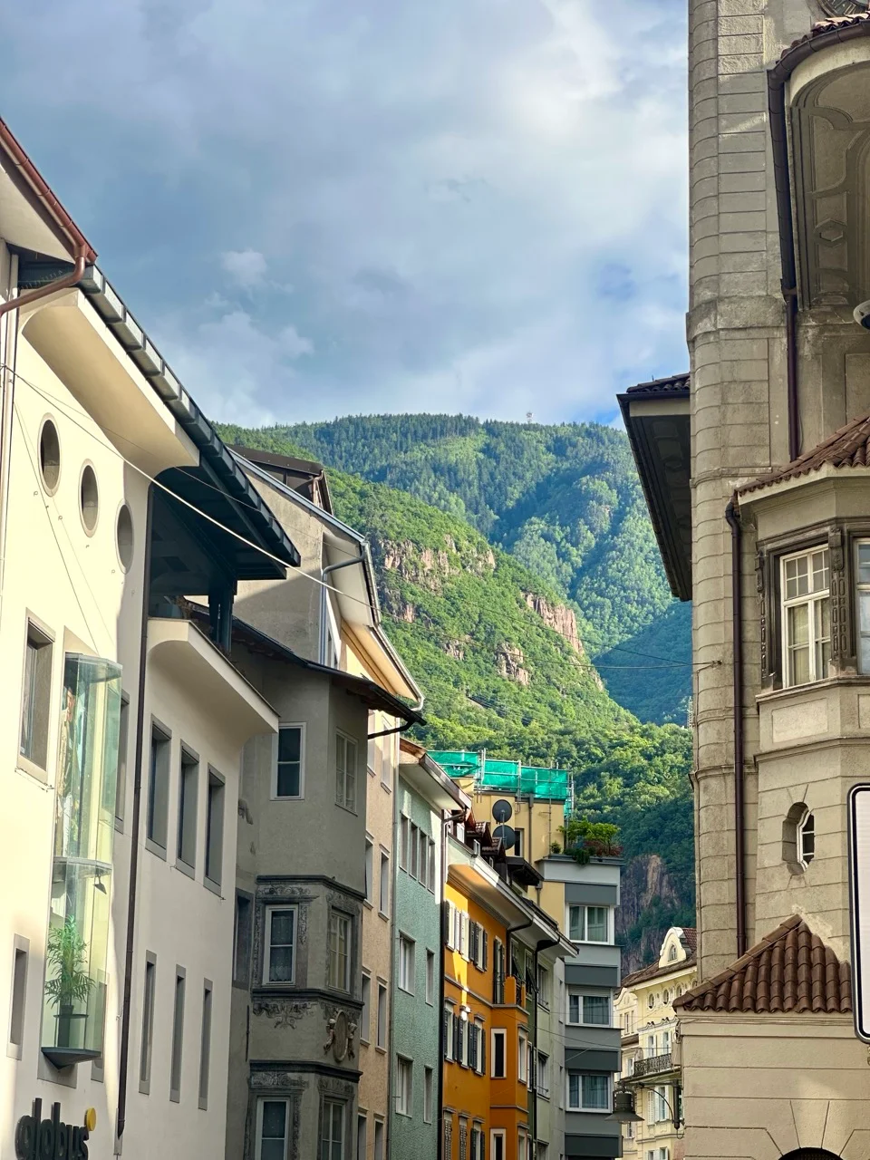 Turm und historische Fassaden in der Altstadt von Bozen