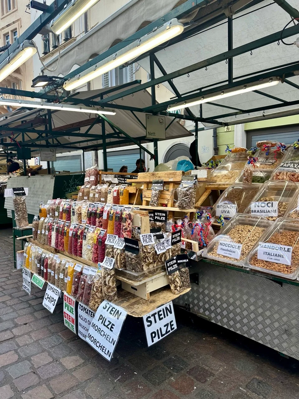 Marktstand am Bozner Obstmarkt in der Altstadt