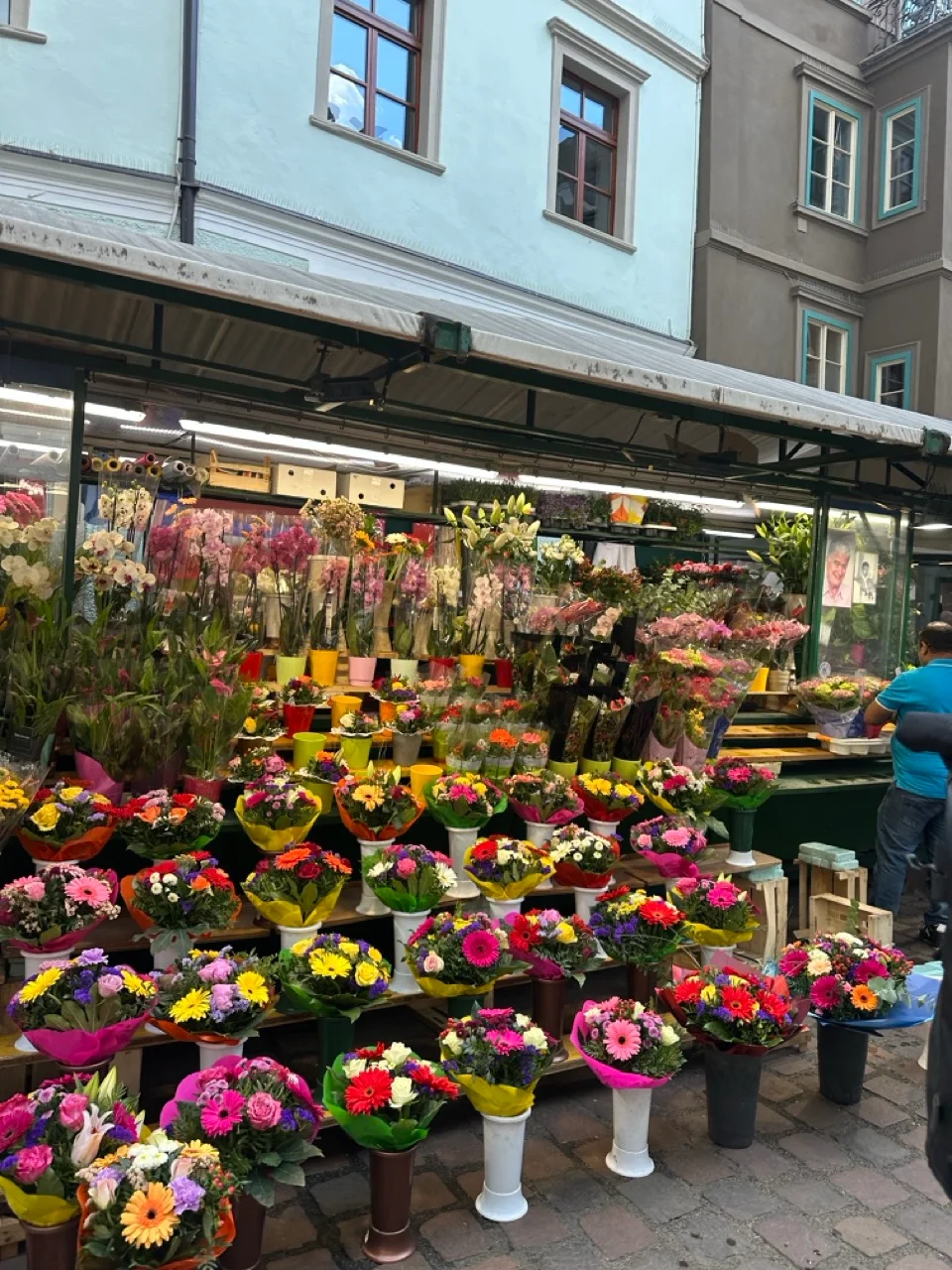 Blumenstände auf dem Obstmarkt in Bozen