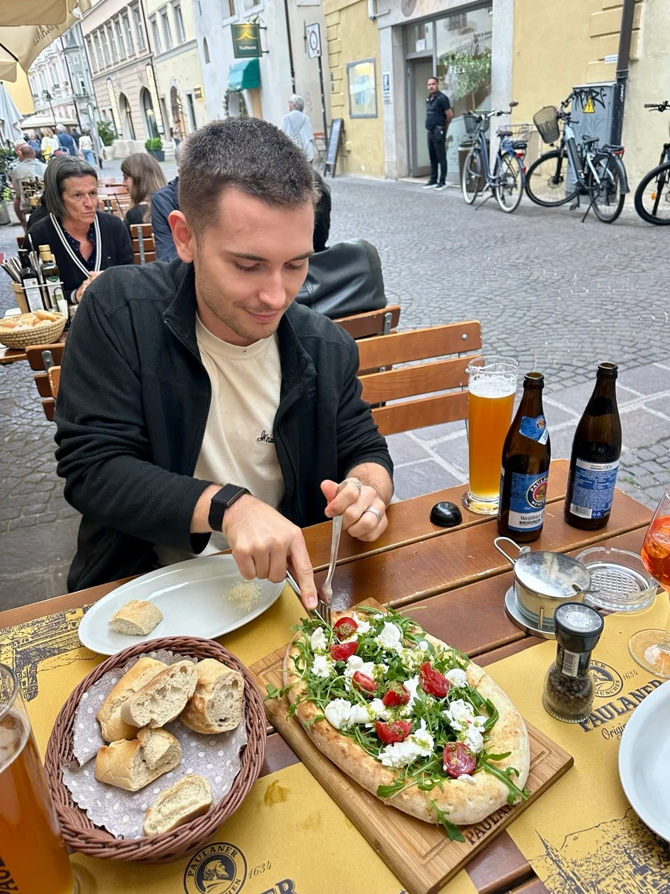 Abendessen draußen in Bozen unter freiem Himmel