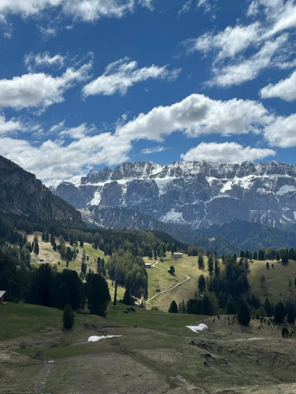 Die Seiser Alm im Sommer mit Blick auf den Schlern zur Südtirol beste Reisezeit