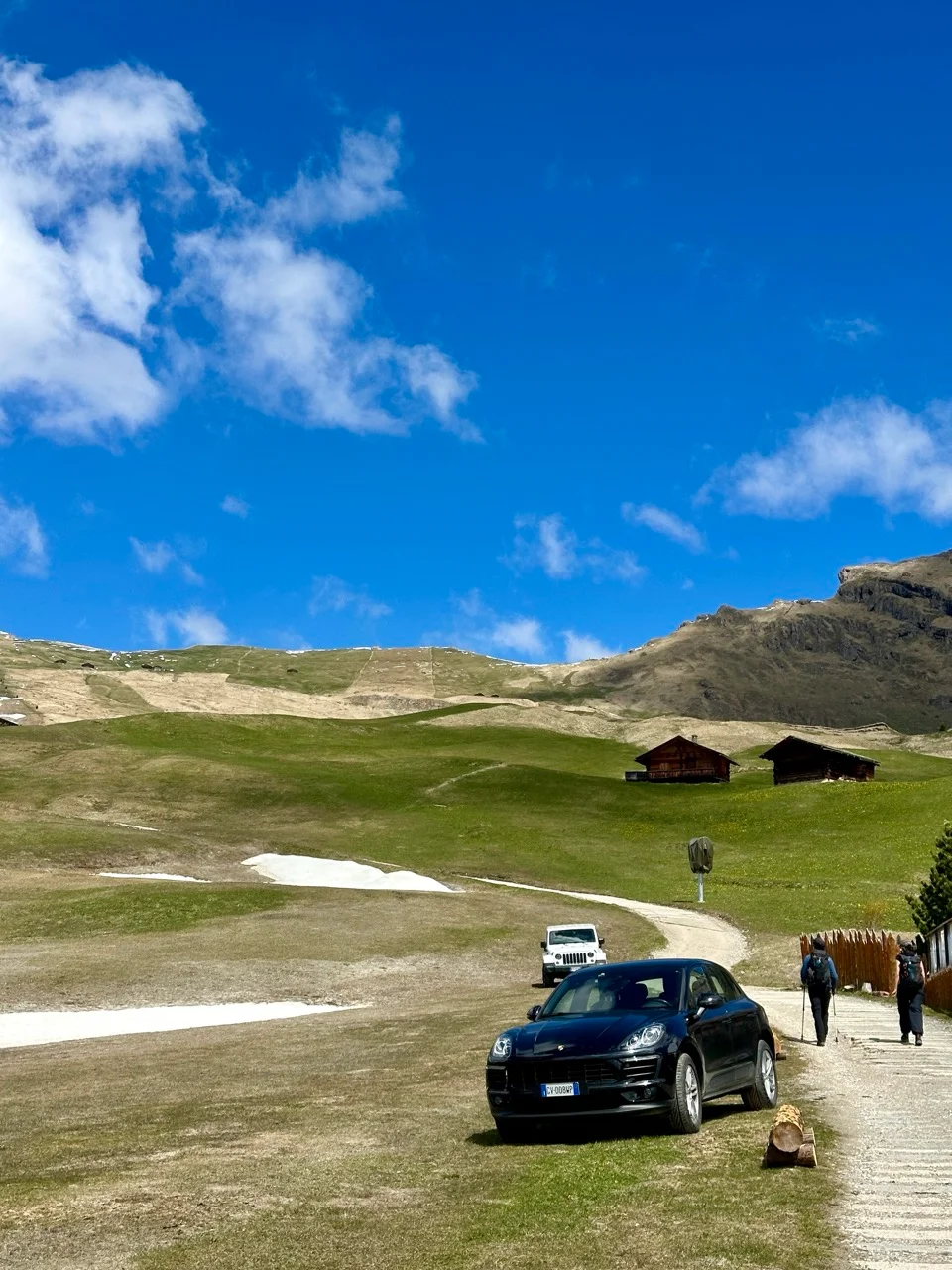 Parkplatz auf der Seiser Alm mit Berghütte