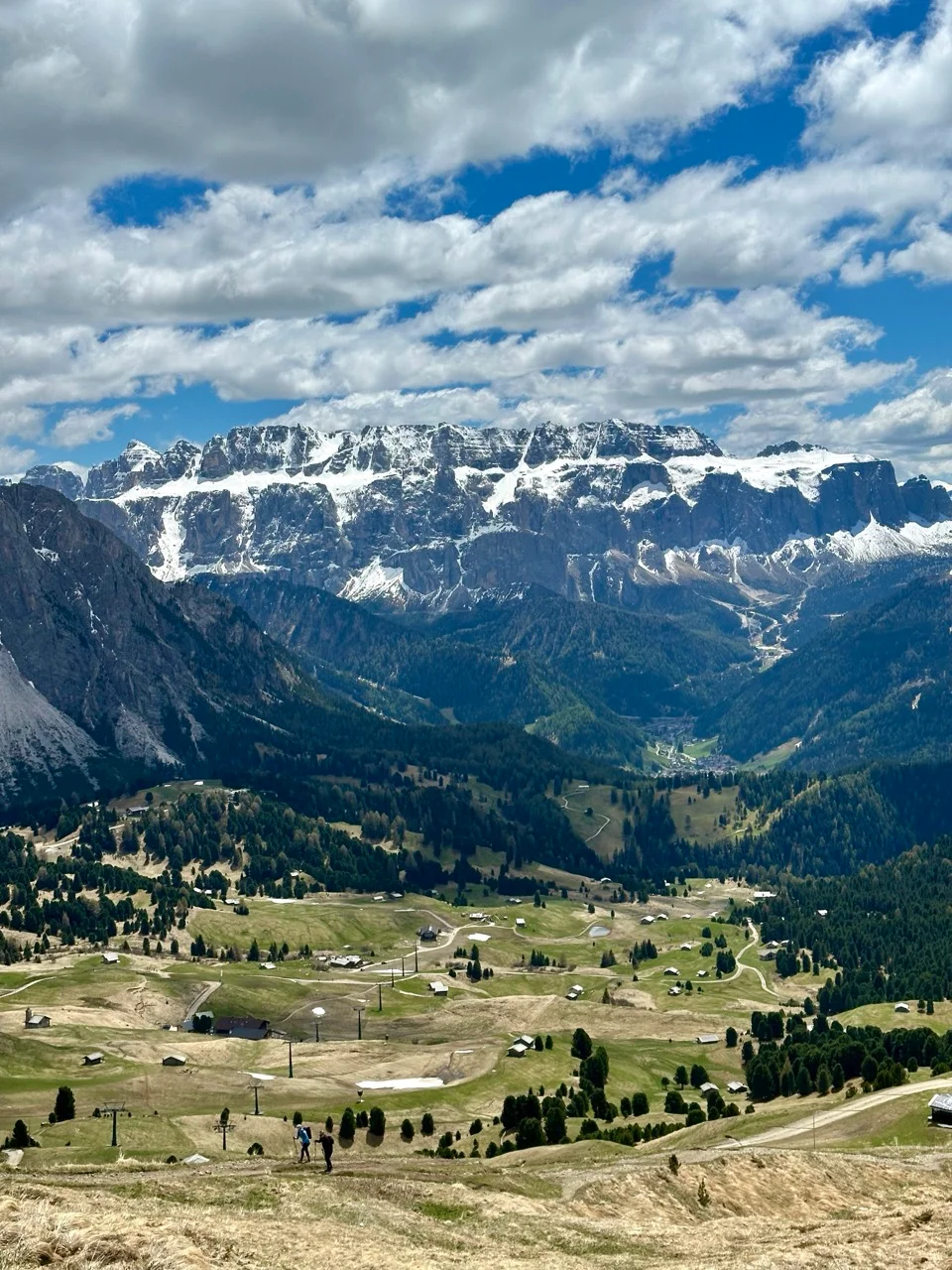 Panorama über das Grödnertal mit der Sellagruppe