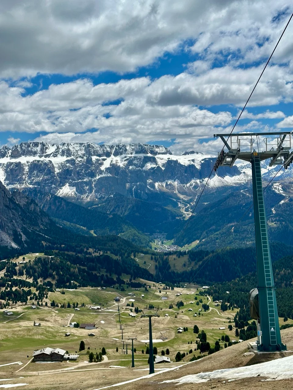 Seilbahnmast über dem Grödnertal