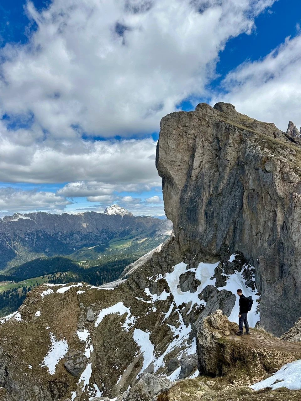 Der markante Felsgrat der Seceda mit Schnee