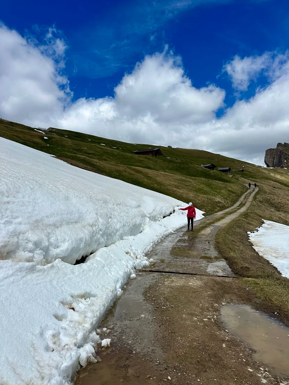 Schneefeld auf dem Wanderweg zur Seceda im Mai