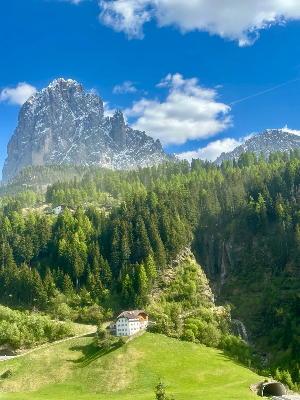 Almhütte im satten Grün der Seiser Alm