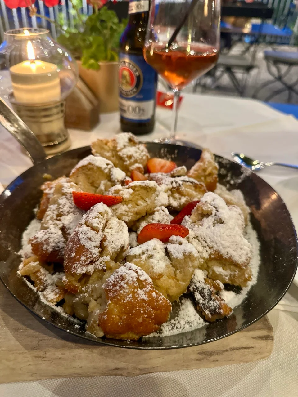 Kaiserschmarrn mit Preiselbeeren auf einer Almhütte in Südtirol