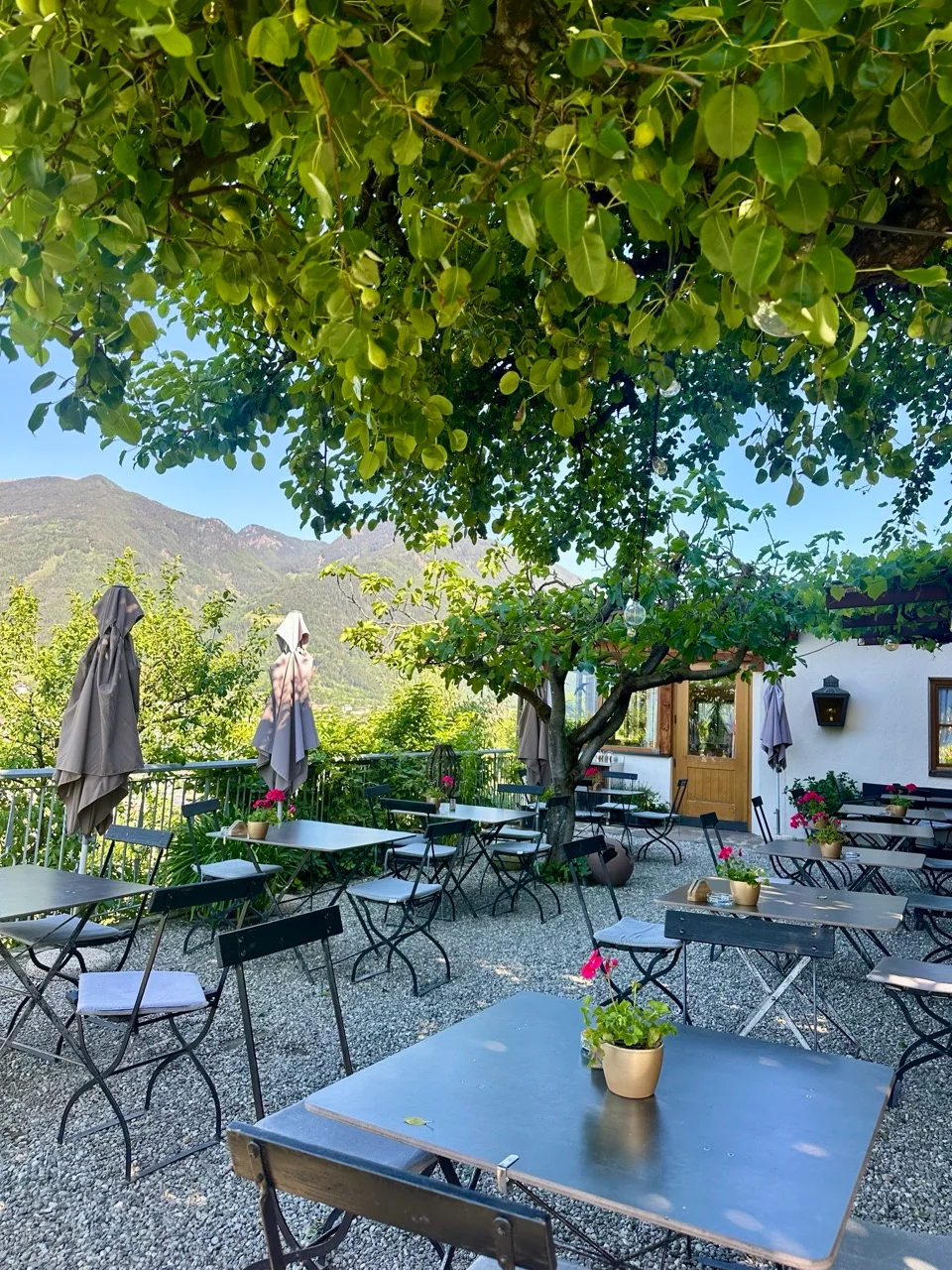 Gartenterrasse eines Cafés in Brixen