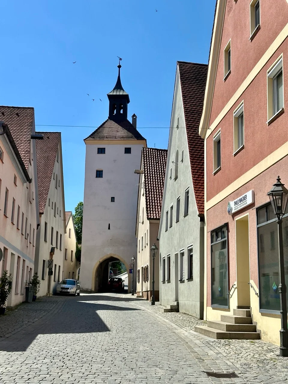 Altstadtgasse mit Torturm in Brixen