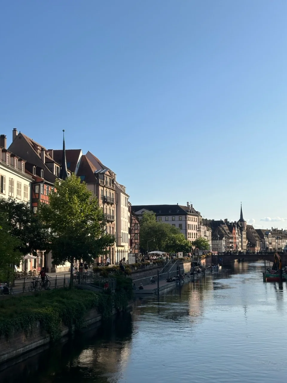 Ruhiger Morgen an der Ill in Strassburg mit Spiegelung der Altstadt