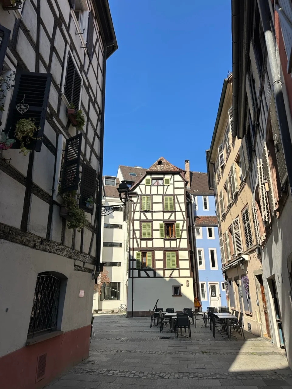 Fachwerkgasse in La Petite France in Strassburg am Morgen