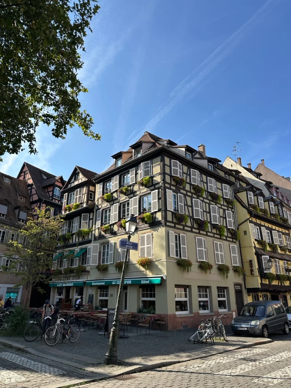 Fachwerk-Eckhaus mit Restaurant in der Altstadt von Strassburg