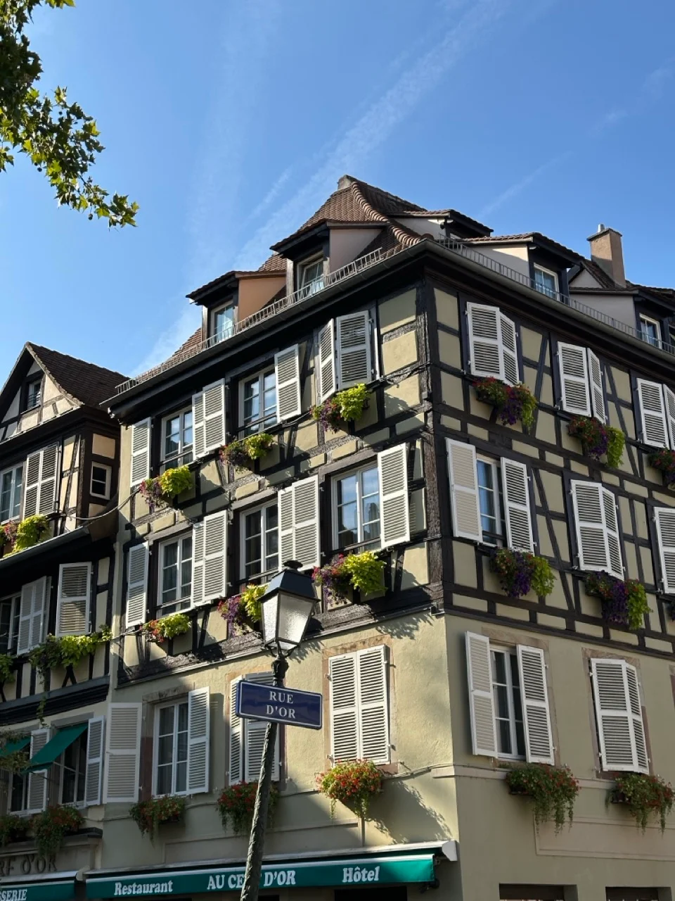 Fachwerkhaus mit Blumenkaesten in der Altstadt von Strassburg